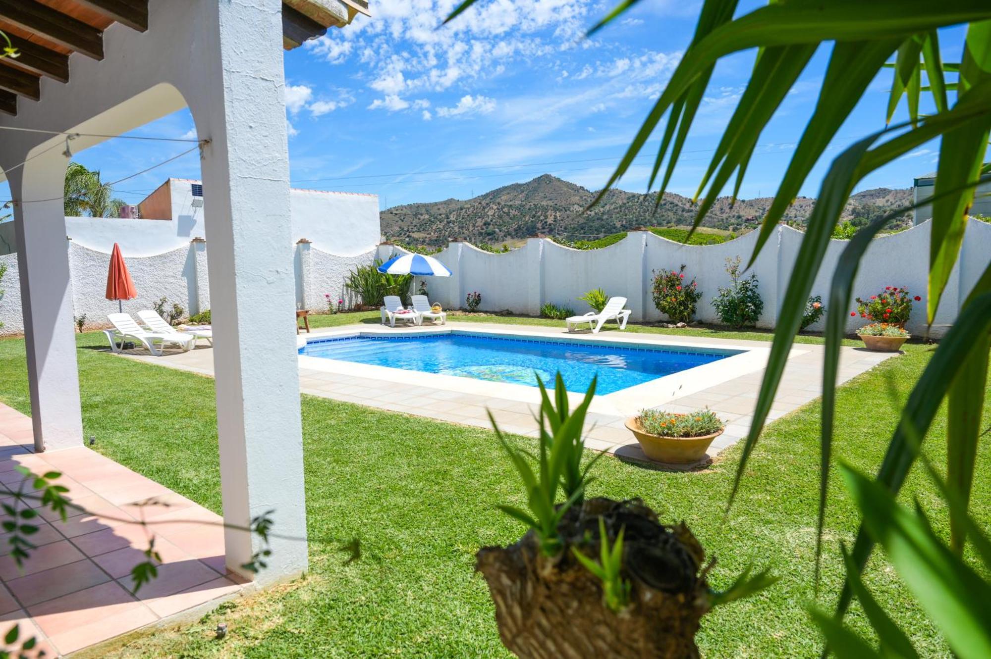 Amplia Casa Rural Con Precioso Jardin Cerca De Malaga Capital. Ruang foto